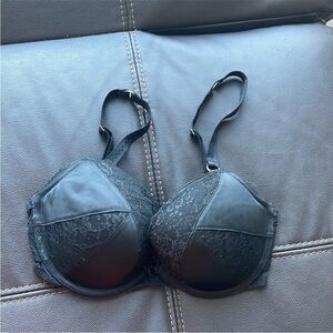 Bra 32D
Victoria Secret